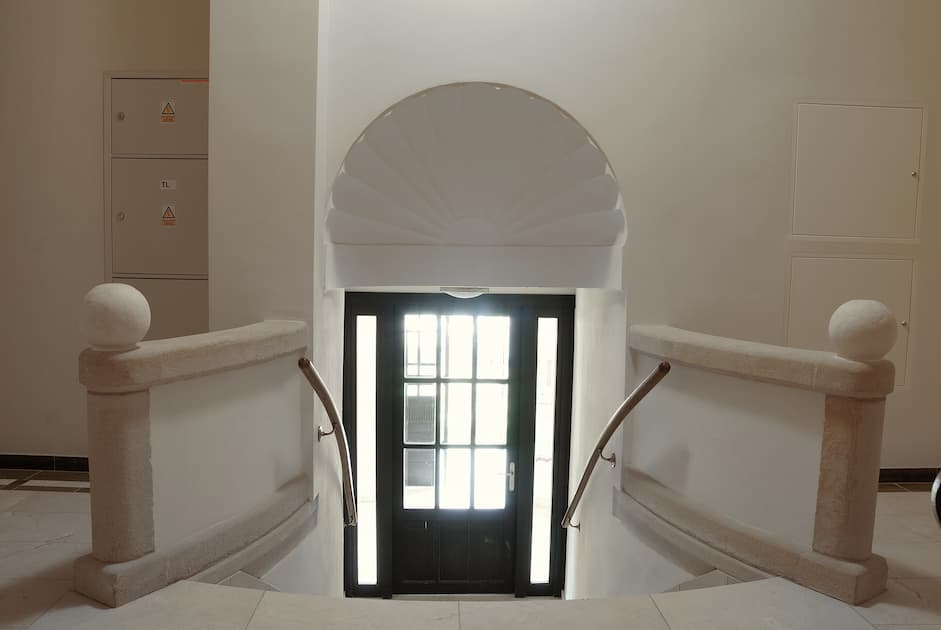 Wnętrze kamienicy przy ul. Biskupia 4 - ozdobne detale architektoniczne