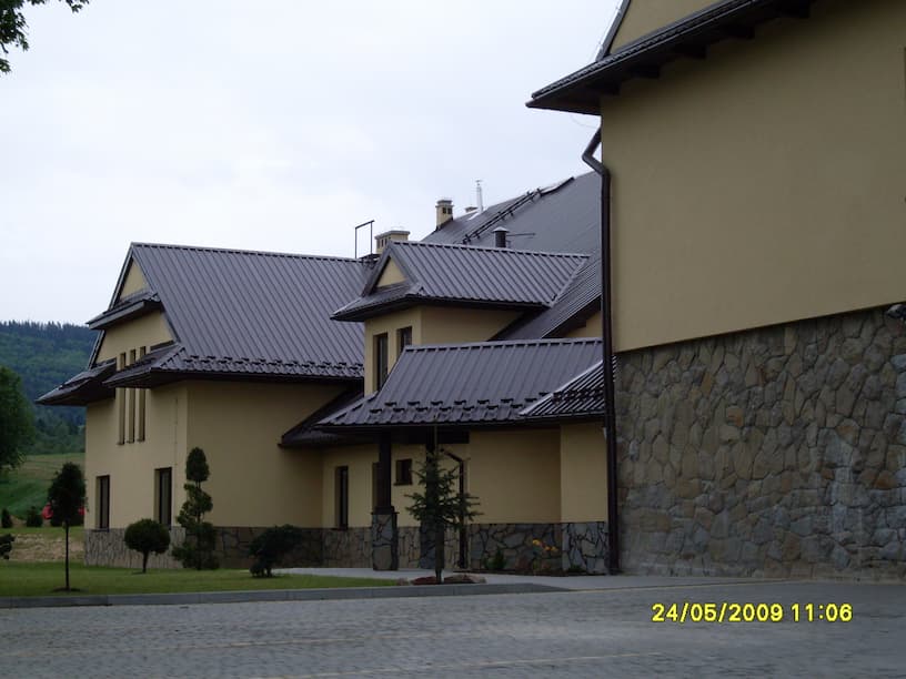 Sala gimnastyczna przy szkole podstawowej - widok zewnętrzny