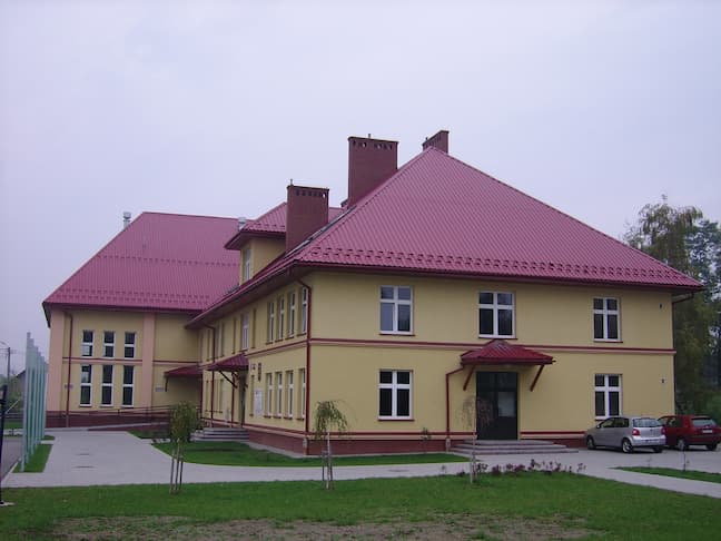 Widok zewnętrzny gimnazjum publicznego z salą gimnastyczną w Trzcianie, powiat Bochnia